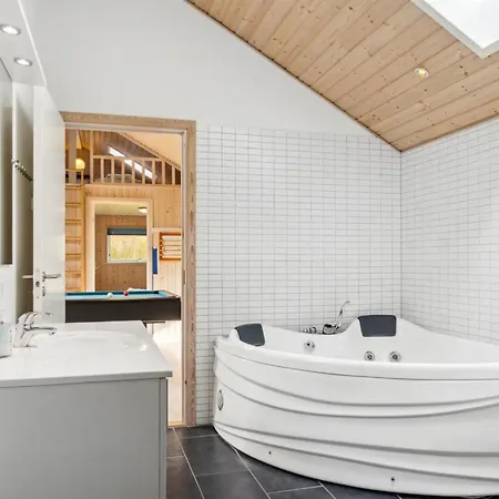 Holiday Karoline - 400m From The Sea By Interhome Rønde